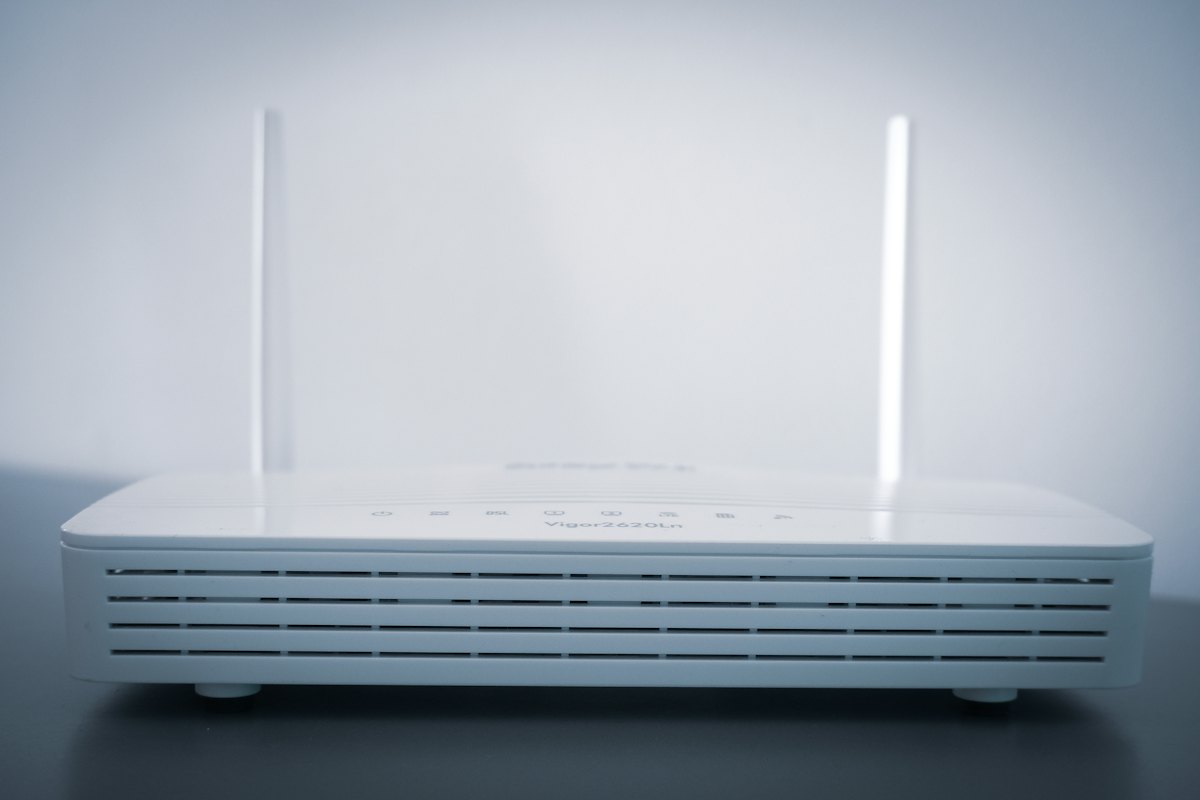 Modem router WiFi putih dengan dua antena